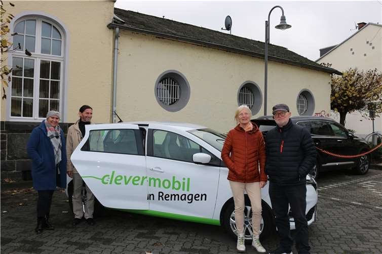 Das eCB-Team mit einem der neuen e-Carsharing-Autos in Remagen. Foto: eCB Kreis Ahrweiler