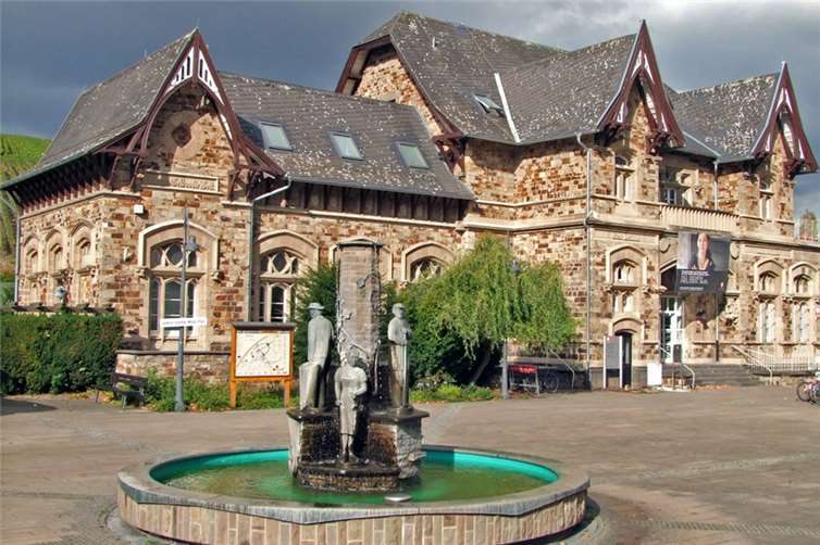 Das ehemalige Empfangsgebäude des Ahrweiler Bahnhof und der Landrat-Joachim-Weiler-Platz mit dem Winzerbrunnen von Otto Kley. privat