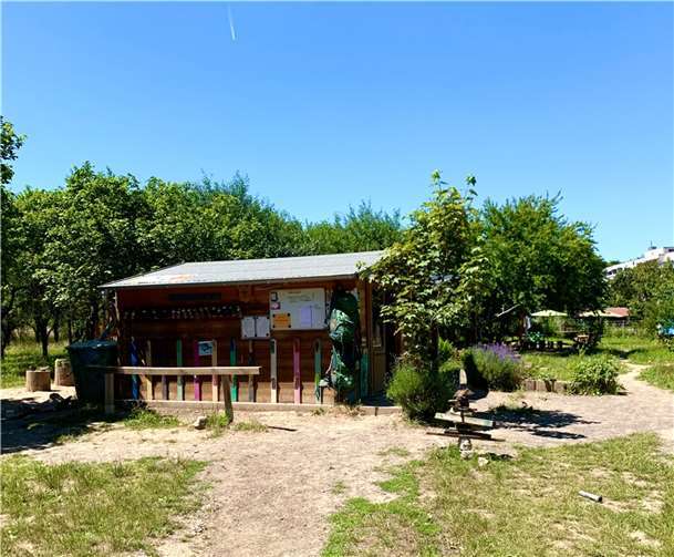 Das ehemalige Spielmobil ersetzt bald die Hütte der Lahnkobolde auf dem Waldkindergartengelände.  Foto: Mira Bind / Stadtverwaltung Lahnstein