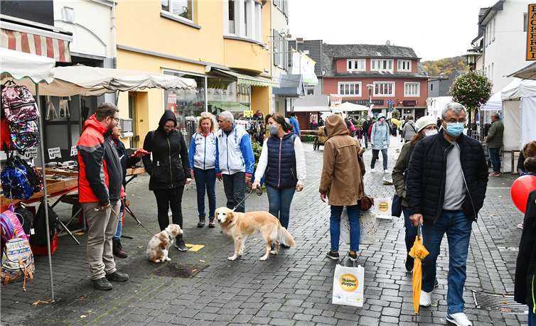 Das eher kühle Wetter ließ so manch einen Besucher vom Besuch des Marktes abhalten. Aber die die kamen, erfreuten sich an dem breitgefächerten Angebot der 32 Aussteller.