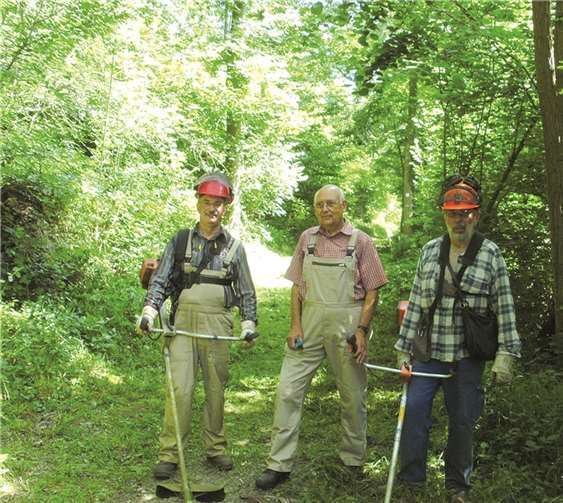 Das ehrenamtliche Helferteam befreite die Wanderwege vom Grünzeug.privat