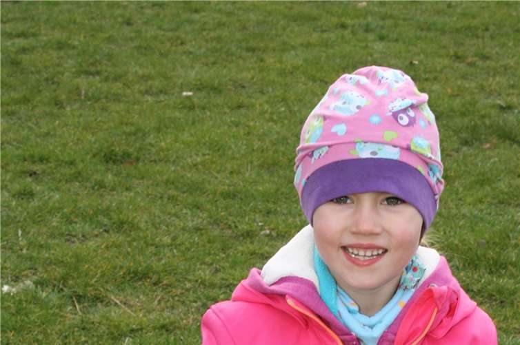 Das eigene Osternest ist gefunden. Mit Freude präsentiert auch dieses Mädchen das mit Süßigkeiten gefüllte Körbchen.