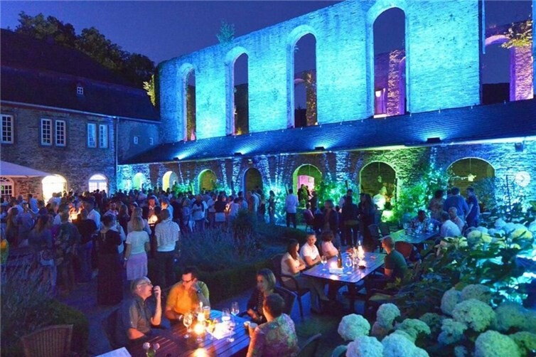 Das eindrucksvoll illuminierte Kloster schafft die perfekte Atmosphäre für einen genussvollen Abend.