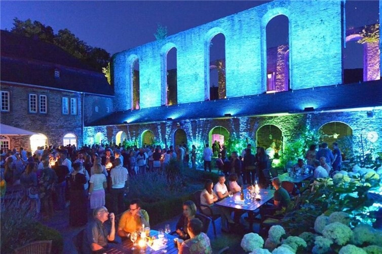 Das eindrucksvoll illuminierte Kloster schafft die perfekte Atmosphäre für einen genussvollen Abend.