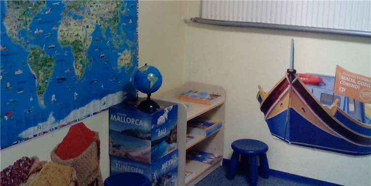 Das eingerichtete Reisebüro hat eine Weltkugel, eine Weltkarte und vieles mehr. Foto: privat