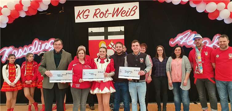 Das eingesammelte Geld dient der Funkengruppe Kesseling zur Anschaffung neuer Kostüme, dem Junggesellenverein Kesseling zur Restauration und Reparatur eines antiken Nikolausgewandes und dem Förderverein St. Josef-Krankenhaus e.V. für das Projekt „Unser Notarzt“ in Adenau.Foto: privat