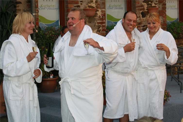 Das eingetroffene „Frischfleisch“ im Kurhotel, präsentiert sich zur Freude von Oswald und Emil in Form von zwei sexy Blondinen.