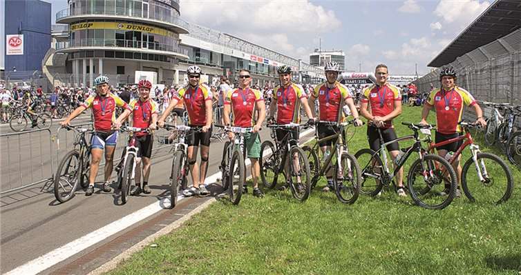 Das einheimische Team Achterjet freut sich über einen tollen dritten Platz. privat