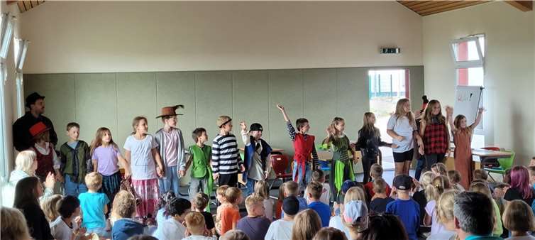 Das einstudieret Stück „Räuberbande“ des Theater-AG kam bei den kleinen und großen Zuschauern gut an. Foto: Marienschule Breitscheid