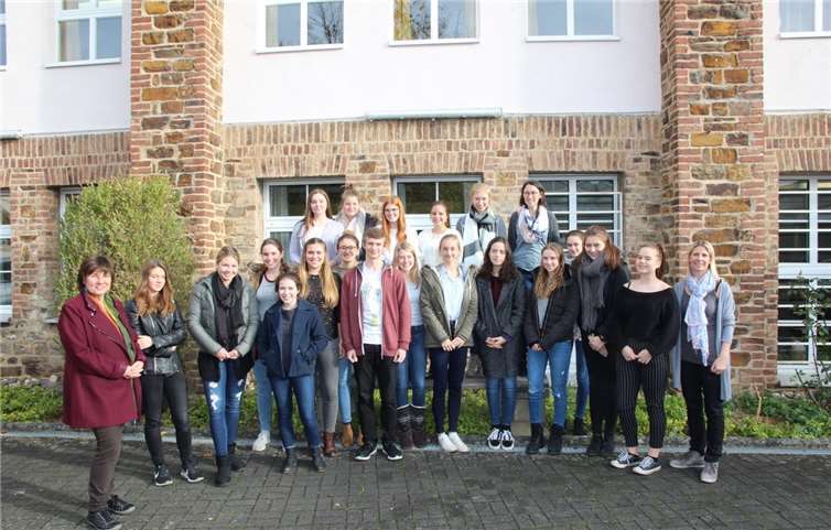 Das engagierte Schülerteam mit Lehrerin Sandra Obst (hintere Reihe rechts), Ulrike Kaiser (vordere links) und Projektleiterin Michaela Wolff (vordere Reihe rechts).privat