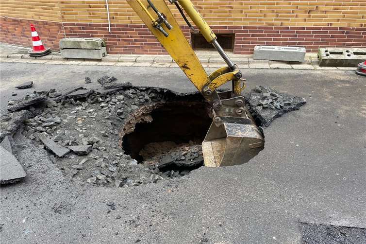 Görresstraße bleibt auf längere Zeit gesperrt Das entstandene Loch wurde aus Sicherheitsgründen vergrößert und der Boden ausgebaggert. Fotos: Franz Oberhausen