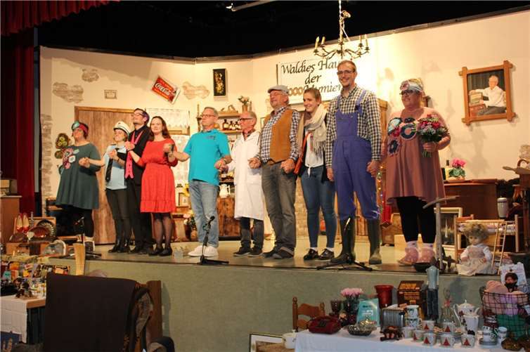 Das erfolgreiche Ensemble nach der gelungenen Premierenvorstellung:(v. li.) Jutta Garling, Annika Lythje, Kevin Junk, Sonja Perscheid, RegisseurOliver Lange, Egon Adams, Werner Willems, Lisa Duffy, Martin Linder und Melanie Decker.
