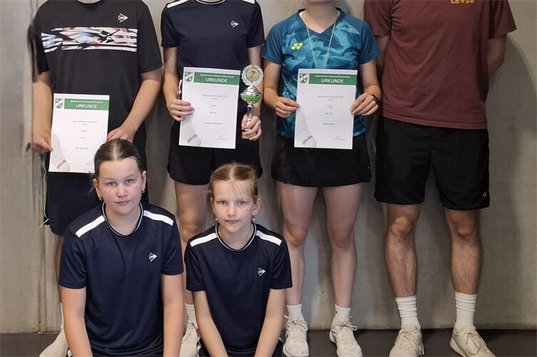 Das erfolgreiche Jugendteam (v.li.): Erik Gebhardt, Charlotte Haevescher, Jolina Saftig, Coach Niko Klein; vorne: Luna und Frieda Haevescher