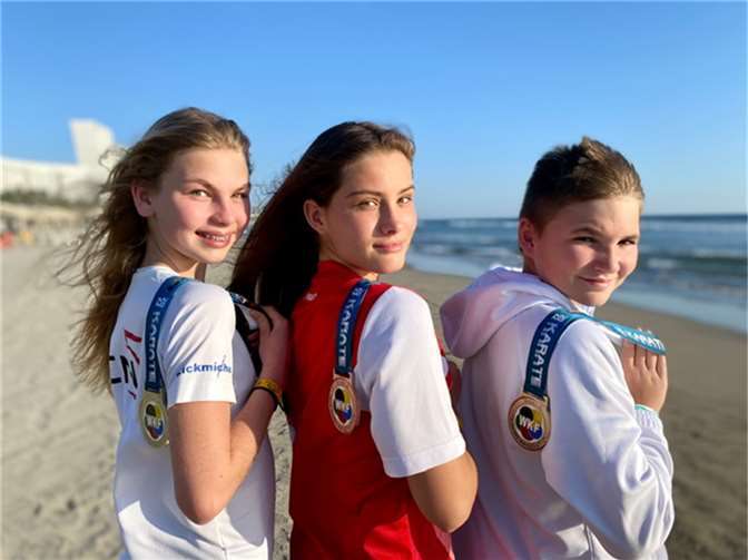 Das erfolgreiche Karateka-Trio (v.l.) Illi Hellen, Mia Musweiler und Tim Niederelz.