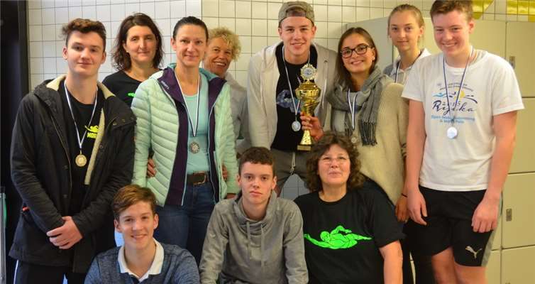 Das erfolgreiche Schwimmteam vom TV06 Bad Neuenahr. (V.l.:) Moritz Banse, Anke Gilleßen,Karen Banse, Ingrid Henneke, Sven Krauthäuser, Paula Bachmann, Lotte Nacke, Nils Kreitlein, vorne : Torben Hertrampf, Konrad Langner, Kampfrichterin Anne Krauthäuser. privat