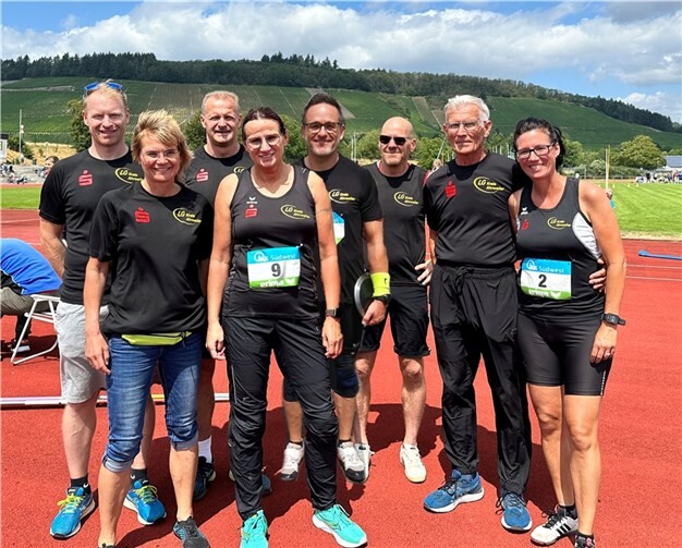 Das erfolgreiche Senioren-Team der LG Kreis Ahrweiler Sebastian, Sabine, Matthias, Anja, Thomas, Arne, Hans und Michaela (v.l.). Foto: LG Kreis Ahrweiler