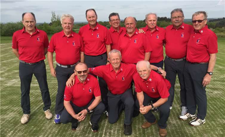 Das erfolgreiche Team auf einen Blick: (stehend v.li.) Camillo Geipel, Berthold Geisen, Oskar Pötz, Peter Olah, Mannfred Ostermann, Josef Hautmann, Reinhard Lohn, Winfried Laux; (knieend v.li.) Erich Funk, Team-Captain Fred Weiß, Bernd Hannus.Privat