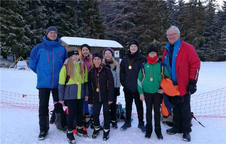 Das erfolgreiche Team des EKG: Maike Fabritius, Katharina Hüttenes, Loreen Tempel, Helen Kloss, Vincent Seuter und Linus Rothkegel sowie die Betreuer Gerd Solheid und Benedikt Lux. Quelle: Erich-Klausener-Gymnasium