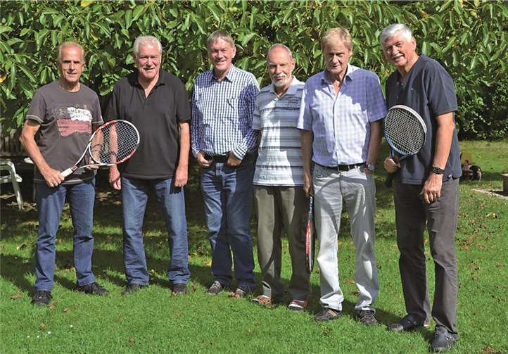 Das erfolgreiche Team des TC Grün-Weiß Kottenforst (von links): Franz Monschein, Hubert Schmitz, Peter Behrens, Horst Pfeifer, Wolfgang Sarimski und Reinhard Weigert. Ebenfalls zur Mannschaft gehören Hanno Jakobs, Günther Kimmel und Wolfgang Kundt.privat