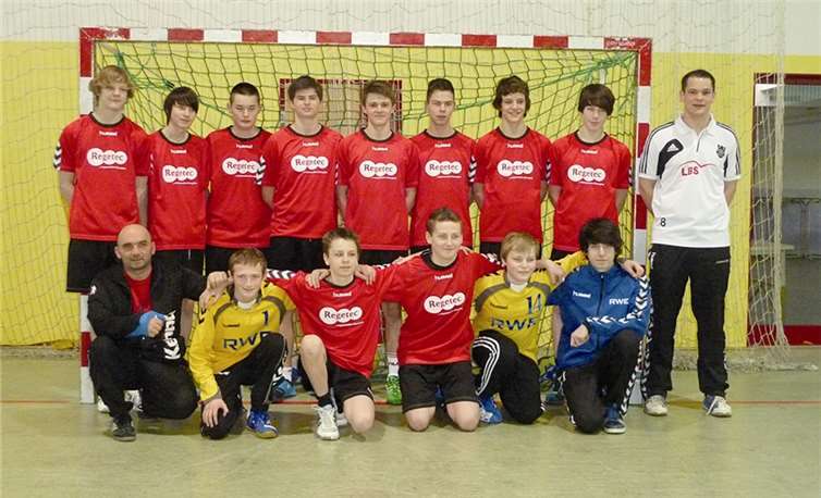 Das erfolgreiche Team: hinten: Kevin Raquet, Manuel Setz, Nicolas Kühnhold, Johannes Müller, Mirco Welling, Niklas Faber, Tim Eis, Daniel Seul, Trainer: Christoph Gerner, vorne: Trainer Frank Kühnhold, Daniel Otto, Nico Nolden, Lukas Otto, Luca Schwarz, Eik-Leon Henigin. privat