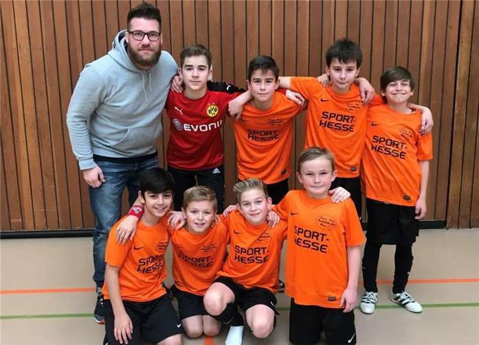 Das erfolgreiche Team mit Trainer und Lehrer Andreas Durst.  privat
