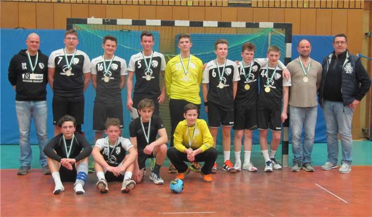 Das erfolgreiche Team mit (hinten von links) Trainer Tobi Arenz, Philipp Schumacher, Yannik Schulze, Yannik Fink, Jan Hendrik Schori, Louis Hilger, Moritz Reuter, Paul Frey, Trainer Jan Reuland, Hermann-Josef Häring (Handball-Verband Rheinland) sowie (vorn von links) Osian Stoltz, Marvin Buch, Leon Veselay und Julian Schäfer.privat