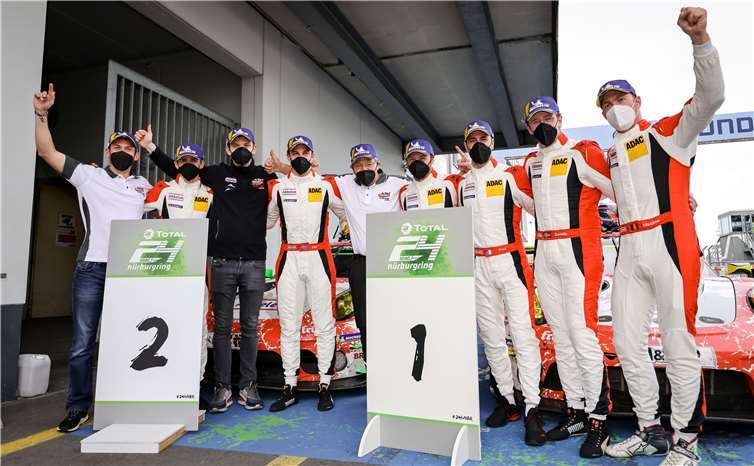 Das erfolgreiche Team (von links): Earl Bamber (NZ), Matt Campbell (AUS), Mathieu Jaminet (F), Nick Tandy (GB), Klaus Abbelen (D), Patrick Pilet (F), Frédérik Makowiecki (F), Dennis Olsen (N), Maxime Martin (B). Foto: Frikadelli / Gruppe C-Porsche