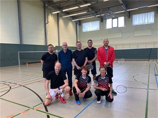 Das erfolgreiche Team (von links stehend): Jens Purucker, Helmut Unger, Michael Neuwirth, Dirk Lance, Christian Beyss, Martin Schlüter, Anja Saß, Karin Eisch. Zudem spielten in der Hinrunde: Marita Langbein, Jan Bredthauer, Martin Kabath.  Foto: privat