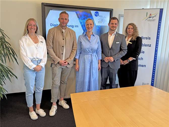 Das erfolgreiche Zusammenspiel von Digitalisierung und Transformation in der Kreisverwaltung MYK freut nicht nur die Ministerin für Arbeit, Soziales, Transformation und Digitalisierung, Dörte, Schall (Mitte), sondern auch Landrat Marko Boos (2.v.l.) und den CDO Tobias Querbach (2.v.r.) sowie weitere Vertreterinnen der Kreisverwaltung. Foto: Kreisverwaltung MYK/Wiebke Schaaf