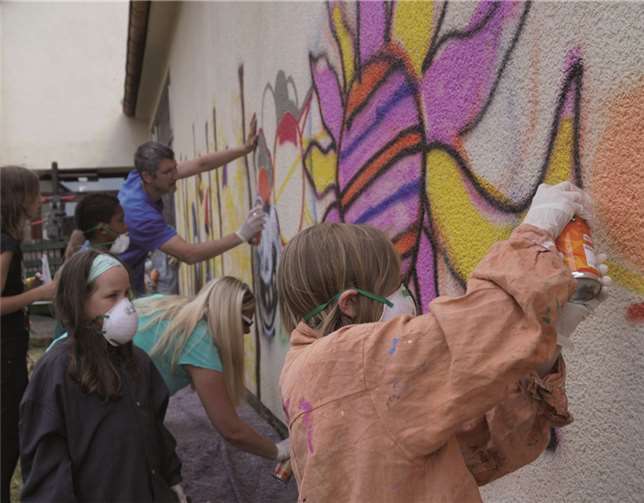 Das erlaubte Bemalen der Schulwand in farbenprächtigen Motiven war eine echte Freude für die Jungen und Mädchen