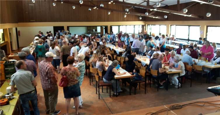 Das erste Begegnungsfest wurde sehr gut besucht und es entwickelten sich viele Interessante Gespräche zwischen den Beteiligten. privat