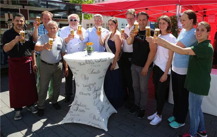 Das erste Bier der Culinaria tranken Vizebürgermeister Michael Sperling und die Gastronomen. Fotos: StF