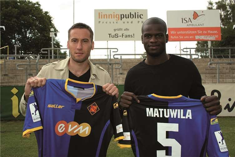 Das erste Foto der beiden Neuzugänge entstand im Stadion Oberwerth mit den neuen Heimtrikots der TuS Koblenz. privat