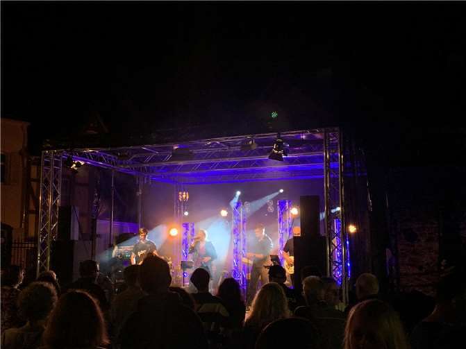 Das erste Highlight bot der Samstag mit einer rockigen Livemusik-Darbietung der Band „Fairground“ im Rosengarten. Foto: privat