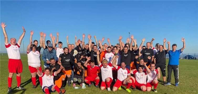 Das erste Inklusionsspiel auf der „Alm“ hatte „Gänsehaut-Faktor“. Am Samstag, 26. Oktober, soll es ab 15 Uhr auf dem Rasenplatz und anschließend in der Halle Ackermann wieder ein großes Fest für den guten Zweck werden.  Foto: Stefan Pauly