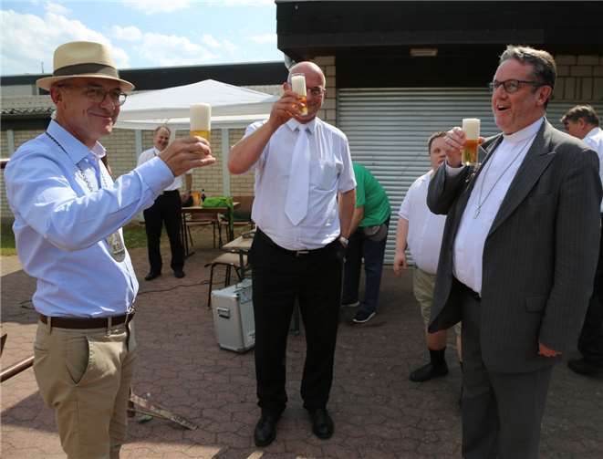 Das erste Kölsch ging an Bürgermeister Bert Spilles, PräsidentMatthias Klemmer und Präses Dr. Reinhold Malcherek. Fotos: StF