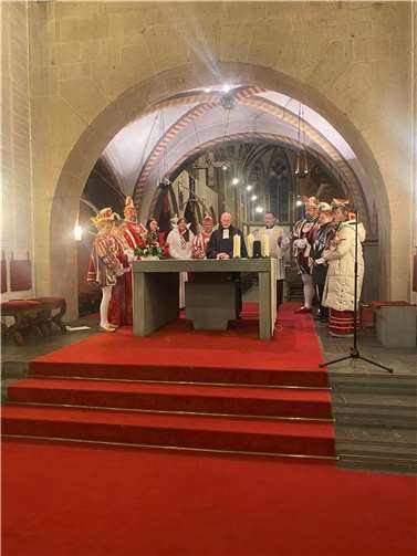 Das erste Mal stehen dem Karnevalsgottesdienst mit den Gesellschaften nun ein katholischer und ein evangelischer Geistlicher vor - dazu auch noch Gott!  Fotos: Nadine Kreuser