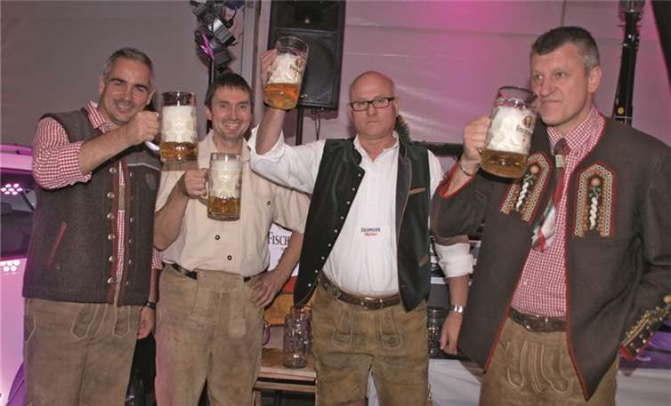 Das erste Oktoberfestbier gönnten sich (v.l.) Heiko Kaiser (Antenne-Koblenz), Wiesenwirt Klaus Werner, Benno Höhl (Erdinger Weissbräu) und Ralf Schwammkrug (Geschäftsführer Löhr&Becker-Koblenz). US