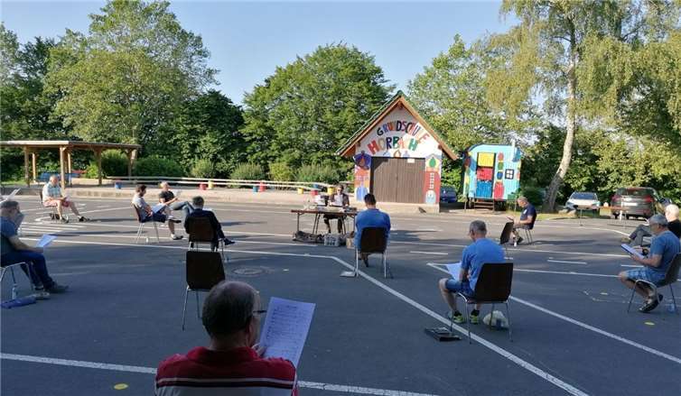Das erste Proben in Corona-Zeiten: der Schulhof bot viel Platz für die Sänger. Foto: privat