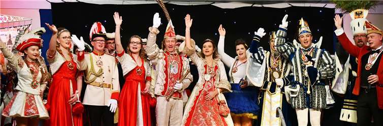 Das erste Sinziger Dreigestirn mit Prinz Andreas I., Bauer Dirk und Jungfrau Daniela begrüßte auch Abordnungen anderer Vereine.RASCH