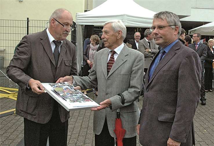 Das erste T-Shirt für den Rektor der ersten Stunde. (v.l.) Rektor Ewald Delzeit, Rektor a.D. Hans Heinen und Konrektor Adam Ketter.