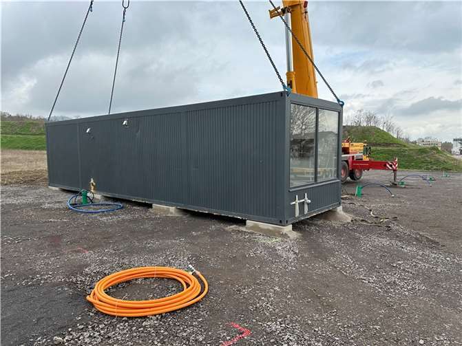 Das erste Tiny-Haus in der Mendiger Jahnstraße steht. Foto: VG-Verwaltung Mendig/Stefan Pauly