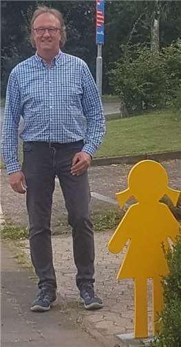 Das erste Warnkind von mehreren in Merzbach stellte am Sonntag UWG-Ratsherr Jörg Meyer in der Weidenstraße auf. Foto: privat