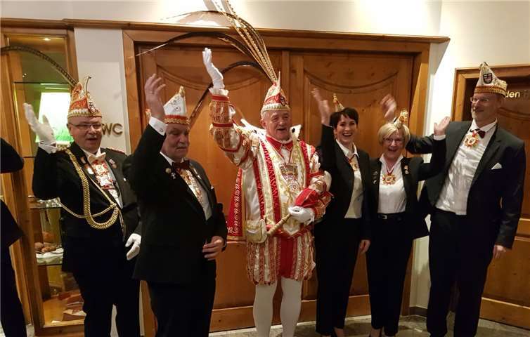 Das erste gemeinsame Ahrweiler Alaaf der neuen Senatorinnen/Senatoren (v.li.): Prinzenadjutant Rolf Seeliger, Senatspräsident Manfred Friedrich, Prinz Mathias I. und die Neuen Sandra Lemaire, Christa Laudien und Volkmar Grimm.Foto: privat