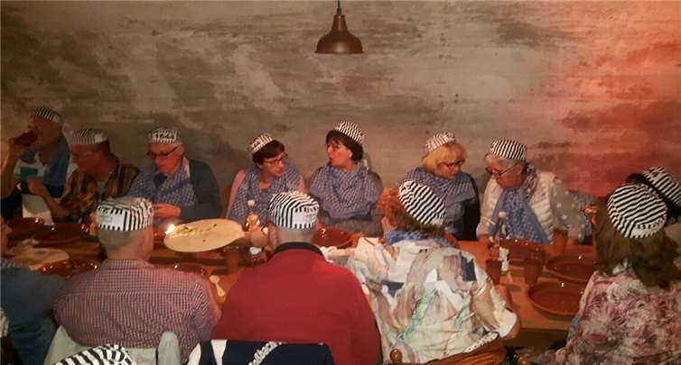 Das essen wurde traditionell mit Holzteller und Holzlöffel serviert.