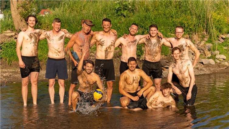 Das etwas andere Gruppenfoto: Die Herrenmannschaft 1 der LAF Sinzig. Foto: shotzbynelz