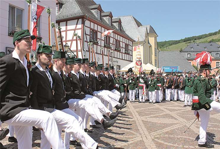 Das farbenfrohe Spektakel auf dem Marktplatz zog viele Besucher an. RERE