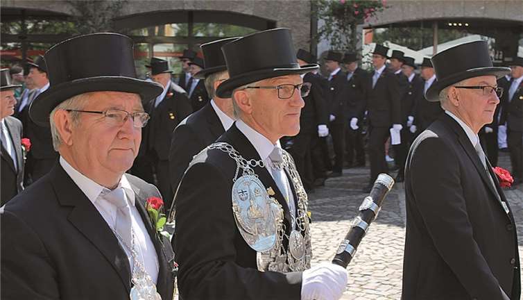 Das farbenfrohe Spektakel auf dem Marktplatz zog viele Besucher an. RERE