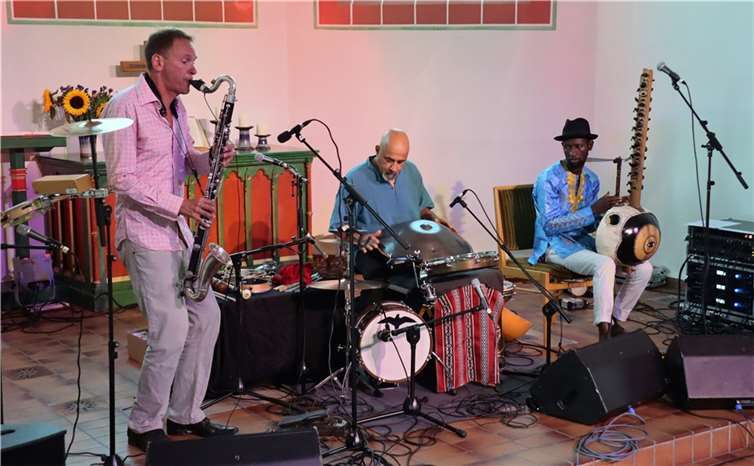 Das faszinierende Trio JMO sorgte für stehende Ovationen.  Foto: Uli Schmidt