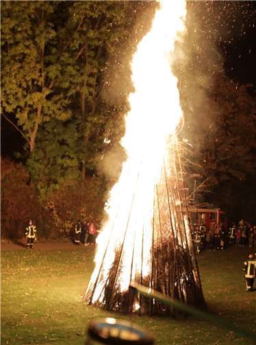 Das feierlich lodernde Feuer in der Swistaue.